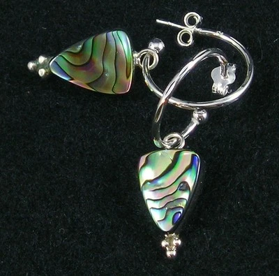 Brincos de prata esterlina 0,925 com argola facetada a laser Paua Abalone triângulo lágrima - Imagem 1 de 4