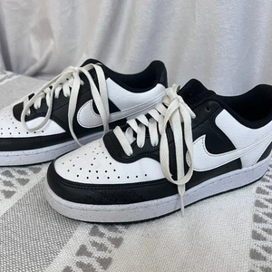  Nike Court Vision Low Top Sneakers Black White Women's 7 Clean Girl Normcore - Picture 1 of 10