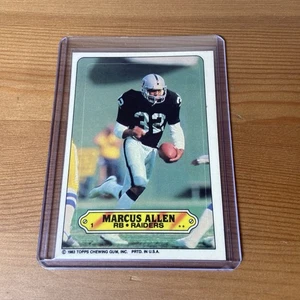 1983 Topps MARCUS ALLEN Oakland Raiders Rookie Adesivo Inserto Carta Calcio - Foto 1 di 3