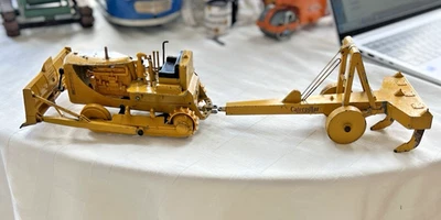 Ruehl Caterpillar D7 y remolque detrás desgarrador Foto 1 de 4