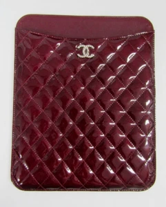 NEU MIT ETIKETT CHANEL CC GESTEPPTE TABLET IPAD HÜLLE BRILLANTES LACKLEDER BURGUND Weinrot - Bild 1 von 12