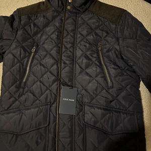 Cole Haan Mixed Media gesteppte mittellange Jacke Herren Small marineblau, neu mit Etikett - Bild 1 von 5