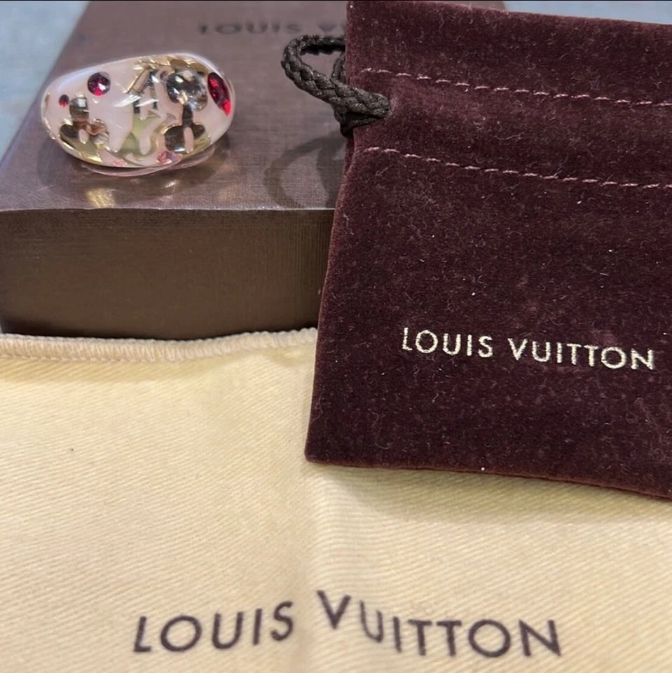 Anillo Louis Vuitton resina rosa  Foto 1 de 4