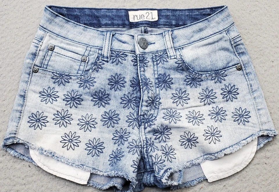 Pantalones Cortos de Jean rue21 Para Mujer 1/2 Multi Bordado Girasol Lavado Claro Dobladillo Deshilachado Foto 1 de 4