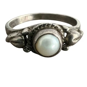 Anello vintage intricato in argento con pietra bianca (perla?) - taglia 6,5 - Foto 1 di 6