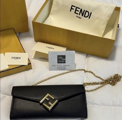 Fendi FF Continental Cartera de cuero negra con cadena Foto 1 de 4