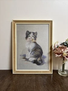 Vintage Kätzchen Druck von Swan Brown | Gerahmte Katzenkunst in weichen Pastelltönen - Bild 1 von 10