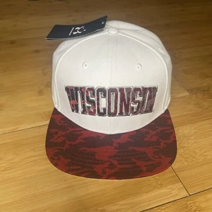 Under Armor Wisconsin Badgers Arch Red White Camo Flat Brim Fitted L/XL Hat Cap - Picture 1 of 14