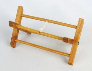 Stendibiancheria Vintage Pieghevole Legno 2 1/2" per 4 1/2" Accessorio Bambola - Foto 1 di 4