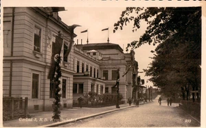 Foto-AK GMÜND 3, N.-Ö.  Hauptbahnhof /Bahnhof, Straße, Fahnen um 1940 - Picture 1 of 1
