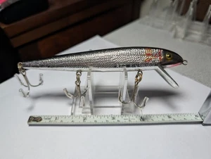 "RED FIN" SHAD, APP. 5 1/4", SILVER, LARGE 3 HOOK LURE, W/ALL ORIG. HOOKS/HDWE - Picture 1 of 4