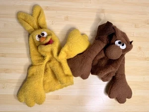De colección Años 70 Fábrica de Marionetas Marrón Perro y Conejito Amarillo Marionetas de Mano Muppet Peluche Niños - Imagen 1 de 7