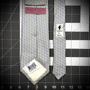 Vineyard Vines Mens 100% Silk Yellow Pale blue Honeycomb Whale Tail Pattern Tie - Picture 1 of 2