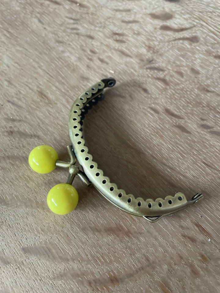 Taschenbügel mit Kugel-Verschluß: Farbe GELB - Bild 1 von 1