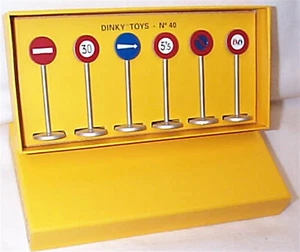 Atlas Editions, Dinky Reproduktion 40 6 Dorf Straßenschilder Metall neu im Karton - Bild 1 von 1