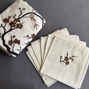 ¿De colección? Juego de mantel y servilletas rectangulares florales bordados japoneses 58" x 80" - Imagen 1 de 15