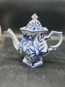 Tea Pot /Coffee Pot Blue & White Leaves 7" Hexagonal Porcelain 16 oz China - Picture 1 of 9