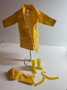 Vintage Mattel Barbie giallo vinile slicker cappotto cappello stivali borsa completo vestito  - Foto 1 di 9