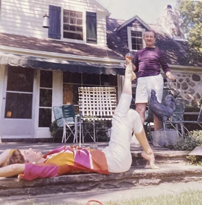 1960 Hermosa mujer haciendo yoga descalza al aire libre hombre colorido moda foto antigua - Imagen 1 de 24