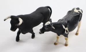 Schleich Bauernhoftiere 2 Stück (1 Stier und 1 Kuh) Kunststoff Figur - Bild 1 von 5