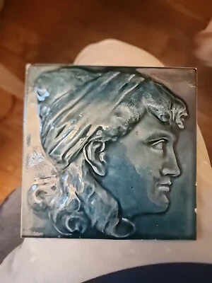 Azulejo de arte bajo antiguo siglo XIX JG&JF mujer verde en perfil azulejo artístico Foto 1 de 4