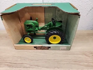 SpecCast 1/16 John Deere "LA" Tractor - Picture 1 of 5