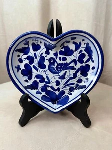 MARIO SAMBUCO PLATO EN FORMA DE CORAZÓN PÁJARO AZUL SOBRE BLANCO DERUTA ITALIA 6.5" BONITO - Imagen 1 de 4
