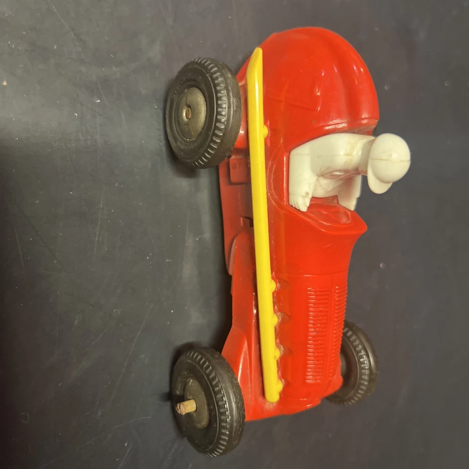 Coche de carreras Marx Wind Up sin llave rojo con conductor blanco y escape amarillo Foto 1 de 4