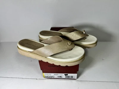 Chinelos femininos Donald Pliner Platino Metallic Lizard 7 (sho2) - Imagem 1 de 4