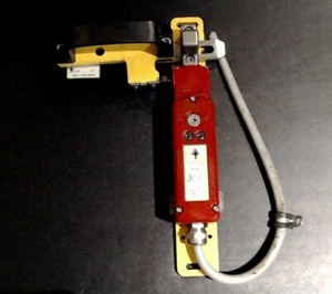 IDEM SAFETY SWITCHES KLM-202002 with GBL-1-210001 EUC - Picture 1 of 3