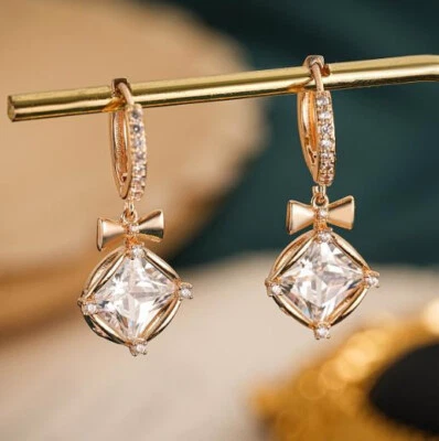 Pendientes de gancho colgantes enchapados en oro con piedras preciosas de topacio blanco con moño únicos Foto 1 de 4