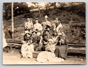 Fotografía encontrada foto de colección foto familiar pista de tren instrumentos musicales - Imagen 1 de 2