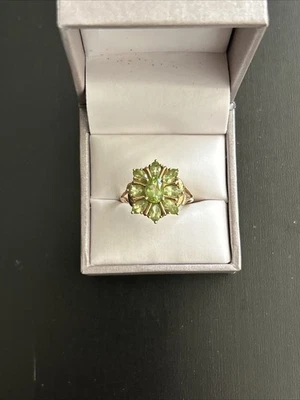 Estate 10k Yellow Gold Peridot Flower Ring Size 8.5 - 3.28 Grams - Image 1 of 4