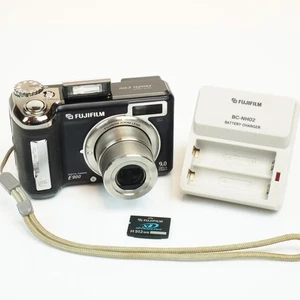 Fujifilm Digital Camera FinePix E900  TOP condition + card + charger/batteries - Picture 1 of 8