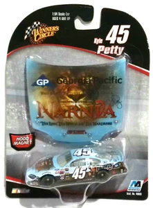 CÍRCULO DE GANADORES GEORGIA PACIFIC NARNIA CAPÓ IMÁN KYLE PETTY #45 COCHE DE CARRERAS MOSC - Imagen 1 de 2