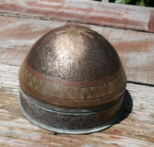 VINTAGE INDIAN BRASS BOX UNIQUE COLLECTABLE HAND CARVING DOMED BOX - Picture 1 of 12