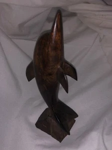 Estatua de delfín tallada en madera dura vintage - Imagen 1 de 10