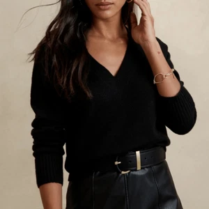 NEW Banana Republic SP Exclusive V-Neck Sweater Small Petite Black #674564 - Picture 1 of 4