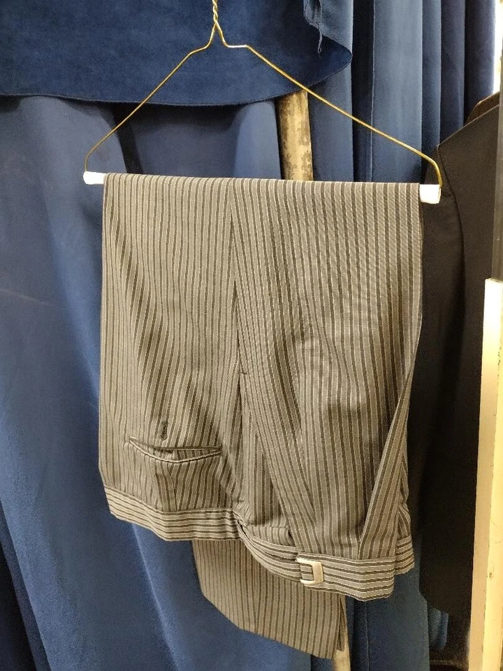 Pantalones formales diurnos a rayas grises de nogal americano ajustables para hombre Foto 1 de 1