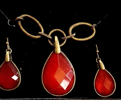 雅芳人造 Lg Pear Carnellan 长 Adj 项链悬垂耳环礼品套装全新盒装 — 第 1/4 张图片