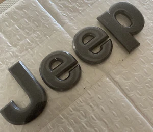 2014-2020 Jeep "MINERAL GRAY" HOOD EMBLEM NAMEPLATE OEM NEW MOPAR 5" LONG - Bild 1 von 2