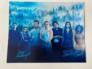 RIVERDALE CAST autografo firmato di persona 28x35 MADELAINE CAMILA ASHLEIGH - Foto 1 di 1