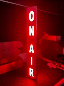 Letrero iluminado "ON AIR". Aluminio 24 pulgadas 120V con cable de 10 pies. Mando a distancia y Bluetooth. - Imagen 1 de 8