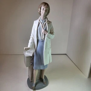 Lladro NAO Female Doctor 1982 Physician Medical School Vintage 13" - Picture 1 of 20