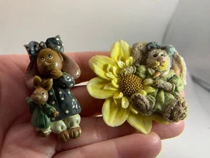 2 Stück Osterhasen 1 in Blume & Mama mit jungen Vintage Harz Brosche V-7760 - Bild 1 von 3