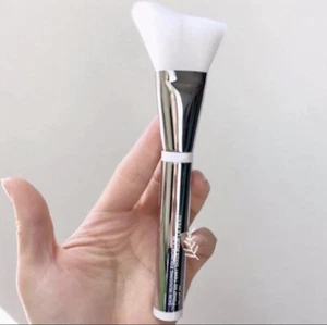 IT Cosmetics Heavenly Skin Hugging Foundation Brush No 707 New in Box ORIGINAL - Picture 1 of 12