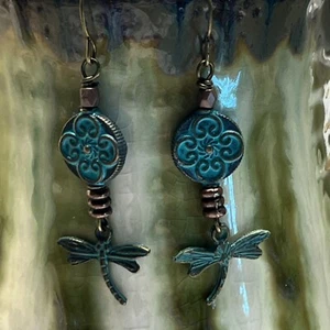 Orecchini pendenti libellula tono bronzo con patina turchese incisa. Boho. S917 - Foto 1 di 3