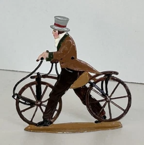 1145/24 Alte Zinnfigur Mann Zylinder Rad Fahrrad Anhänger Zinnanhänger - Picture 1 of 5