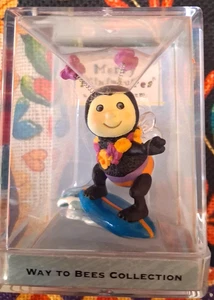 2001 HALLMARK MERRY MINIATURES SURFER "BEE PLAYLY" 8th IN WAY TO BEES COLLECTION - Bild 1 von 7