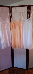 Vintage Dessous Full Slips Spitze Nylon Größe Small Paket von 3  - Bild 1 von 12